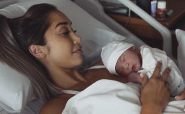 Фитнес-звезда Instagram покорила сеть трогательными фото после кесарева