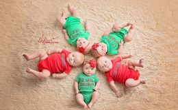 Незвичайний різдвяний фотосет із п’ятьма крихітними близнюками підкорив мережу
