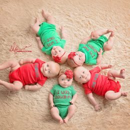 Незвичайний різдвяний фотосет із п’ятьма крихітними близнюками підкорив мережу