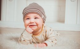 Как одеть малыша без слез. Лайфхаки от мамы пятерых детей