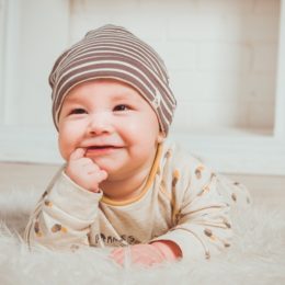 Как одеть малыша без слез. Лайфхаки от мамы пятерых детей