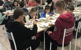 Здоровому питанию в школе быть! Евгений Клопотенко вкусно накормил школьников