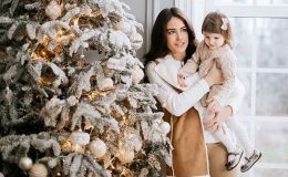 До Нового року готові! Маша Собко показала фото з донькою під ялинкою