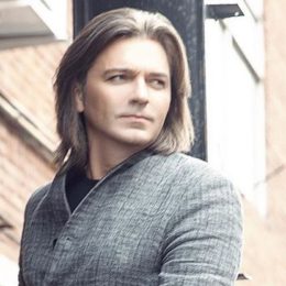 Неожиданно: 48-летний Дмитрий Маликов стал отцом второго ребенка
