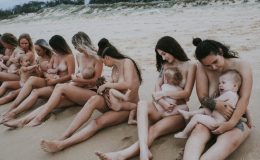 Приголомшлива фотосесія 14 мам під час грудного вигодовування на пляжі в повний місяць підірвала мережу