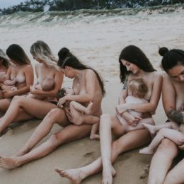 Приголомшлива фотосесія 14 мам під час грудного вигодовування на пляжі в повний місяць підірвала мережу