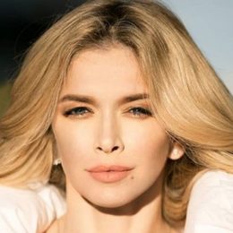 Вера Брежнева показала нежное фото с младшей дочерью