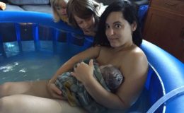 Модные странности: многодетная британка напоила мужа и сына смузи с собственной плацентой