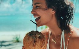 Звездная мама Ирина Шейк показала округлившийся животик