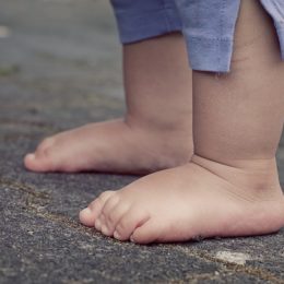 В якому взутті дитині краще ходити вдома: думка доктора Комаровського та ортопеда