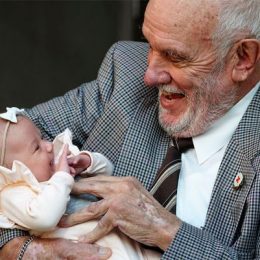 Донор, который спас миллионы младенцев уходит на покой