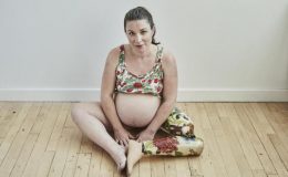 Беременная женщина с ампутированной ногой сделала потрясающую фотосессию