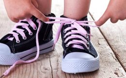 Учимся завязывать шнурки без слез и ошибок