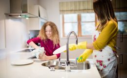 Развенчиваем мифы: что отнимает больше времени — материнство или работа