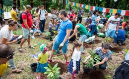 День отца в ботсаду: папы с детьми высадили более 50 рододендронов!