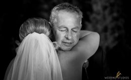 15 самых трогательных фото, на которых отцы выдают замуж своих дочерей