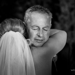 15 самых трогательных фото, на которых отцы выдают замуж своих дочерей