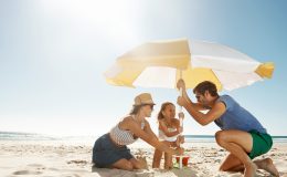 Кожа зудит и чешется? Фотодерматоз  у ребенка: как оказать первую помощь