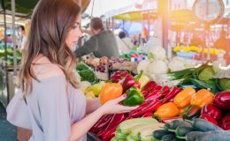 Что покупать на рынке в июле: 9 главных сезонных продуктов