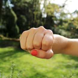 Недитяча жорстокість: підлітки в Одесі побили дівчинку