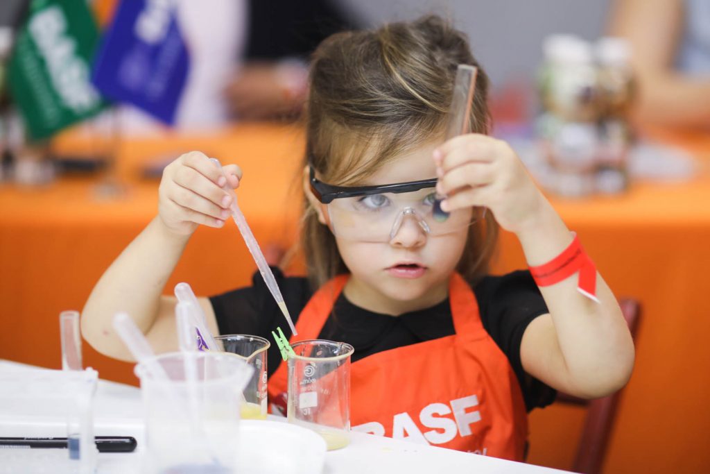 Дитяча хімічна лабораторія BASF Kids’ Lab чекає на маленьких учених!