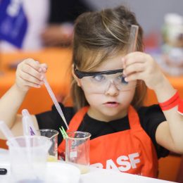Дитяча хімічна лабораторія BASF Kids’ Lab чекає на маленьких учених!