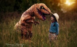 Фотосесія дівчинки та її брата-Тірекса зворушила мережу