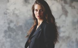 Украинская актриса Алена Мусиенко покормила ребенка грудью в магазине