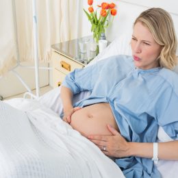Как лучше пережить потуги: поведение, дыхание, позы
