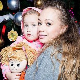 Зимние девочки: Яна Соломко поделилась новыми фото с дочкой