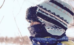 Комаровский объяснил, нужно ли закрывать рот ребенку шарфиком в мороз