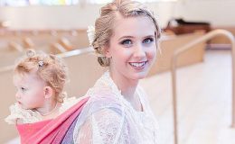 Это любовь: невеста пошла к алтарю с ребенком в слинге