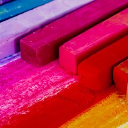 10 ігор з кольоровими крейдами для малюків та дітей старшого віку