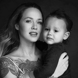 Как дева Мария: кормящая мать с младенцем в необычной фотосессии