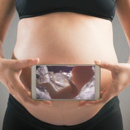 Ученые доказали, что беременность заразительна
