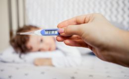 Как действовать родителям при повышенной температуре у детей: отвечает врач