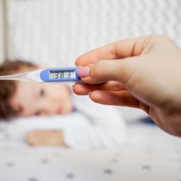 Как действовать родителям при повышенной температуре у детей: отвечает врач