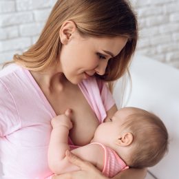 Консультант по ГВ рассказала о 5 главных мифах лактации