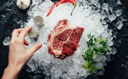 Ученые рассказали, чем опасно красное мясо