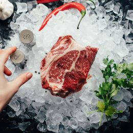 Ученые рассказали, чем опасно красное мясо