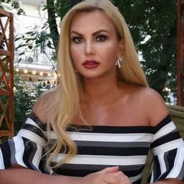 В первый класс: Камалия проводила близняшек в школу