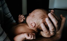 Послеродовая депрессия у папы: ученые рассказали о том, что испытывают мужчины