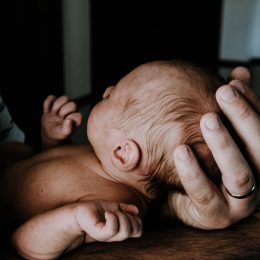 Післяпологова депресія у тата: вчені розповіли про те, що відчувають чоловіки