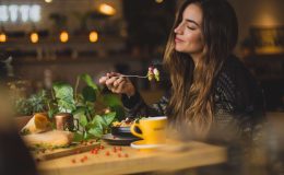 Как научить себя есть меньше и быть сытой: 8 практических советов