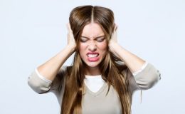 Почему звенит в ушах: 5 опасных причин