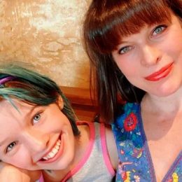 Милла Йовович поддержала дочку на демонстрации против расизма