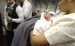 Аист прилетел: украинка приняла роды на борту самолета