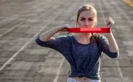 Тренировки с резинками: 5 эффективных упражнений для дома