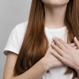 Печіння в грудях: від чого з’являється і що це може бути