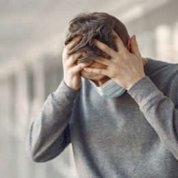 Ученые узнали, почему коронавирус так опасен для мужчин и пожилых людей